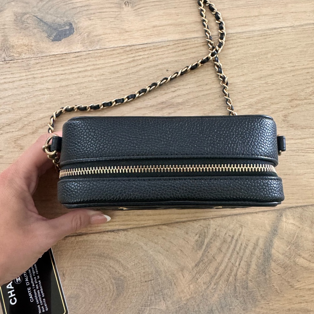 Chanel Black Filigree Caviar Quilted Crossbody Bag with Gold Hardware - Picture 5 of 11